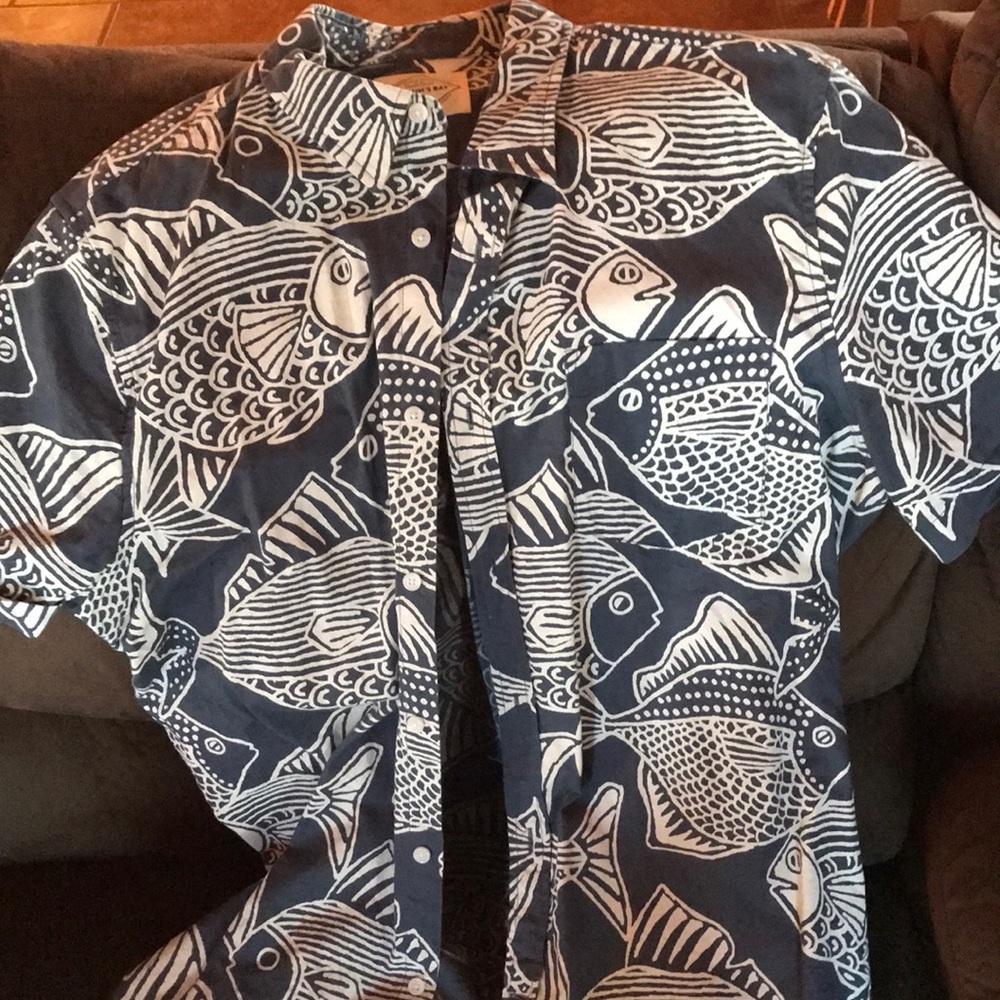 St. John’s Bay men’s XL button up tshirt blue with white fish print